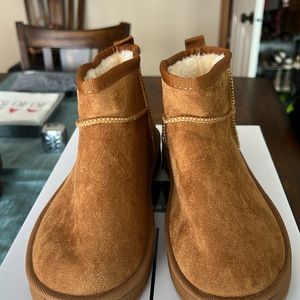 Boston boots never worn Size 7 fits like 6 1/2